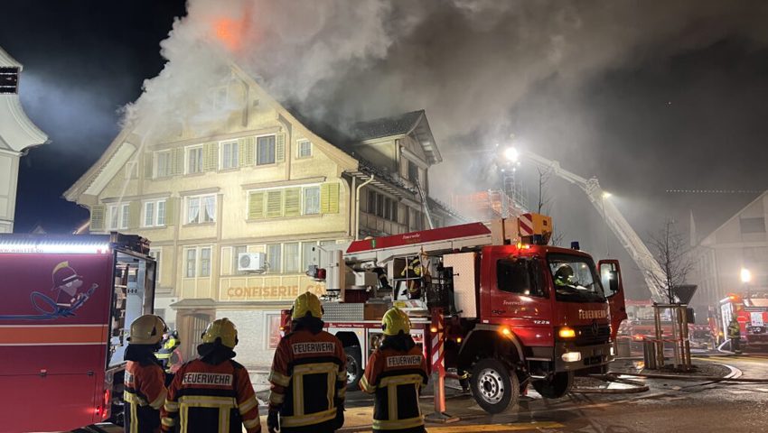 Die Kantonspolizei St.Gallen stand mit mehreren Patrouillen und Spezialisten im Einsatz. Die Kantonspolizei St.Gallen stand mit mehreren Patrouillen und Spezialisten im Einsatz.