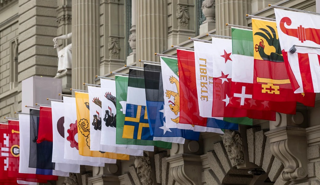 Kein Ständemehr bei den Bilateralen III: Die Fahnen der Kantone am Bundeshaus.