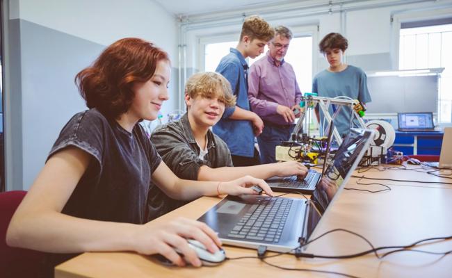 Neuer Informatiklehrgang am BZBS: «Für Lernende, die gerne Probleme lösen und Ausdauer mitbringen»