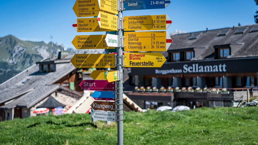 Sessellifte und Gondelkabinen bringen die Besucherinnen und Besucher auf die Alp Sellamatt. Sessellifte und Gondelkabinen bringen die Besucherinnen und Besucher auf die Alp Sellamatt.