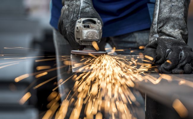 Metallfirma verschmutzt einen Bach und wird gebüsst
