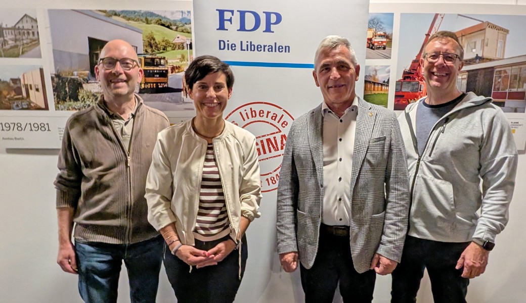 FDP-Werdenberg-Präsident Matthias Vetsch mit Gastgeberin Christine Egger-Schöb, Neo-Kantonsrat Andreas Bernold und Alt-Kantonsrat Thomas Toldo (von links).