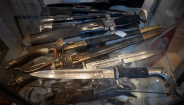 Drogen, Dolche und das Hakenkreuz