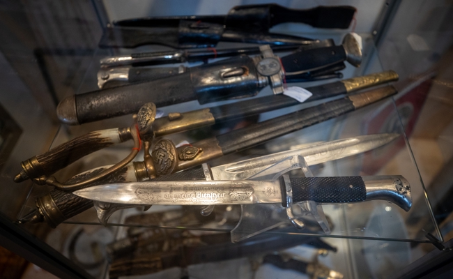 Drogen, Dolche und das Hakenkreuz