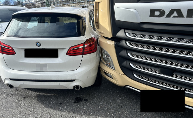 Lastwagen kracht in ausparkendes Auto