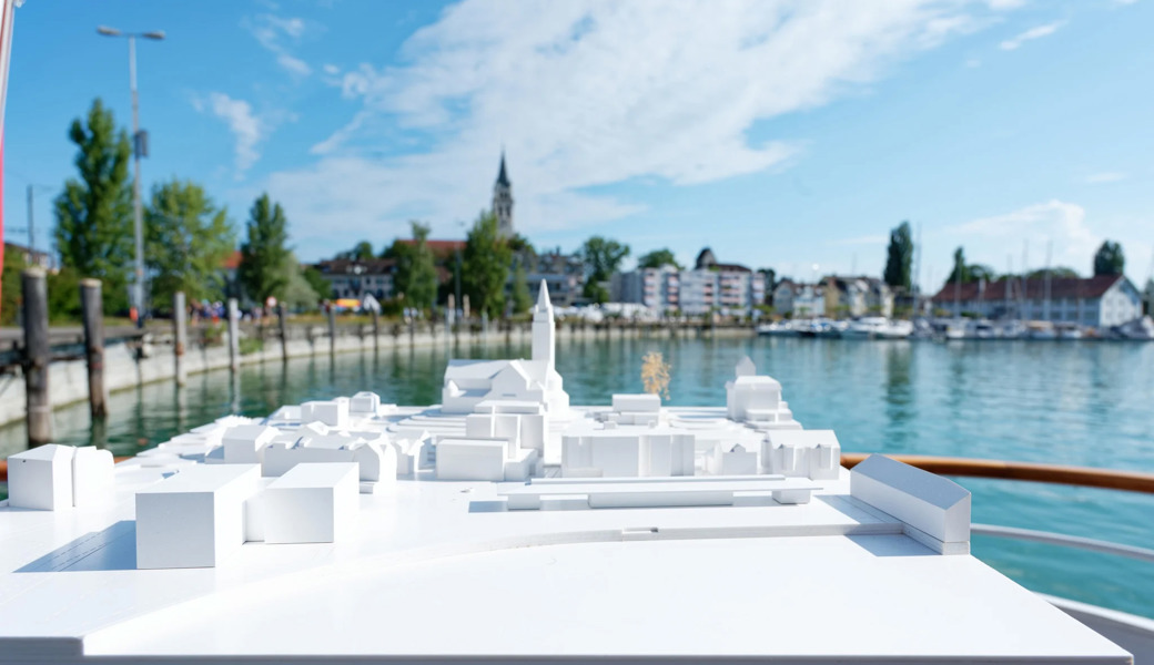 Um die Zukunft der Romanshorner Hafenpromenade wird seit Jahren gerungen. Das Architekturmodell zeigt vorne links den geplanten Hotel-Neubau.