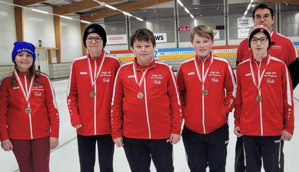 Das junge Wildhauser Curlingteam sicherte sich Bronze (von links): Claudia Feiss, Nicole Feiss, Severin Schmucki, Skip Janis Radzuweit, Josua Dürr und Coach Hans Brauchli.