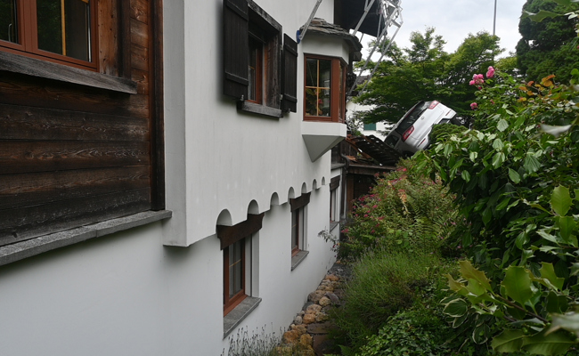 Übermüdet mit dem Auto in Garten gelandet