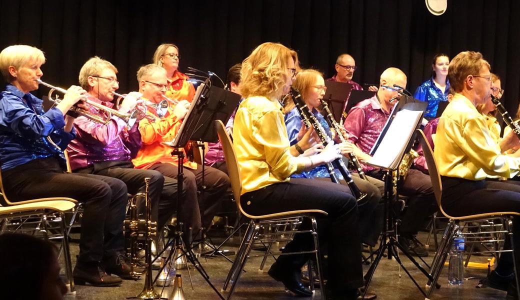 Die Musikgesellschaft Sevelen für einmal ganz poppig in Kleidung und Klang.