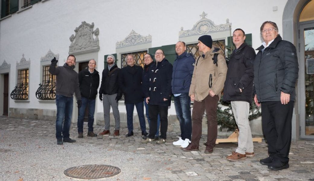  Der Altstätter Stadtrat Andreas Broger (l.) begrüsste seine Kommissionskameraden sowie Gäste des Werdenberger Binnenkanal-Unternehmens zur Jahresabschlusssitzung in Altstätten. Nebst den traktandierten Geschäften blieb noch Zeit, um den Wissenshorizont über die Geschichte von Altstätten zu erweitern. 