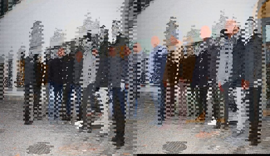  Der Altstätter Stadtrat Andreas Broger (l.) begrüsste seine Kommissionskameraden sowie Gäste des Werdenberger Binnenkanal-Unternehmens zur Jahresabschlusssitzung in Altstätten. Nebst den traktandierten Geschäften blieb noch Zeit, um den Wissenshorizont über die Geschichte von Altstätten zu erweitern. 