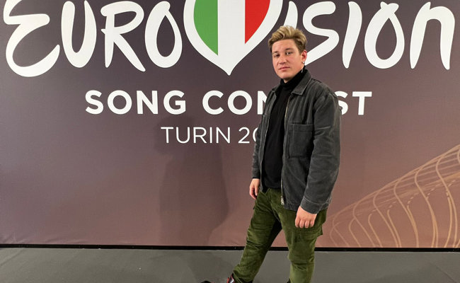 ESC-Kandidat Marius Baer trägt beim Auftritt Sennwalder Schuhe