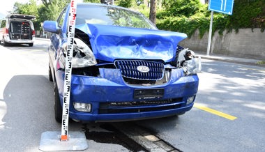 Auto wurde bei Unfall in Fussgänger geschoben: Verletzt