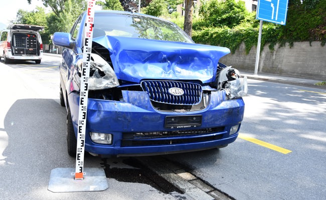 Auto wurde bei Unfall in Fussgänger geschoben: Verletzt