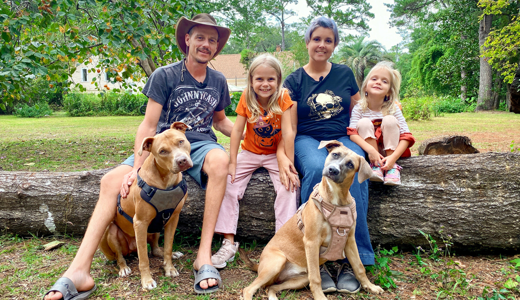 Familie Tscharner ist von Gams nach Florida ausgewandert: Mario, Lily Rose, Melanie und Ruby Sue Tscharner mit ihren Hunden.