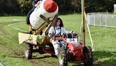 Ein Dorf knattert leidenschaftlich auf einer Achse um die Wette