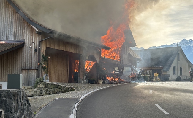Holzhaus im Vollbrand: Schaden von über einer Million Franken