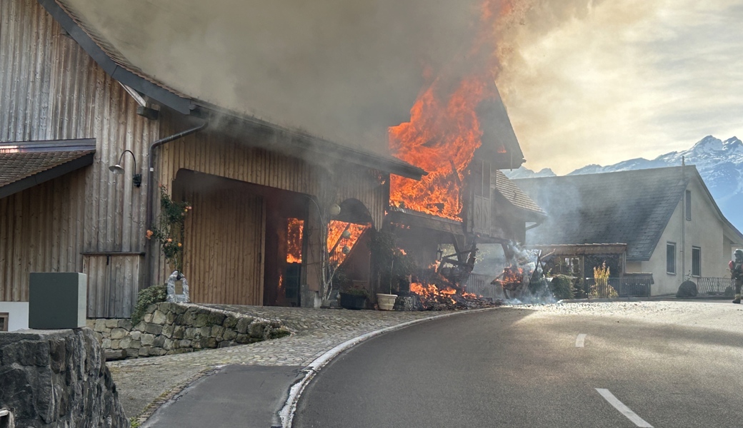 Das erst vor kurzem schmuck renovierte Holzhaus steht im Vollbrand.
