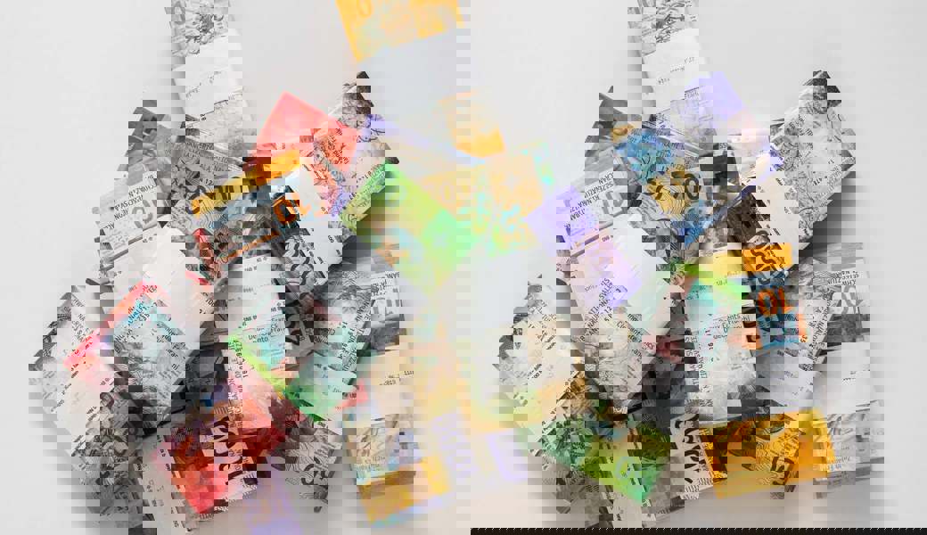 Die Buchserinnen und Buchser sollen wegen erhöhten Steuern künftig tiefer in die Tasche greifen müssen. Alessandro Crinari / KEYSTONE