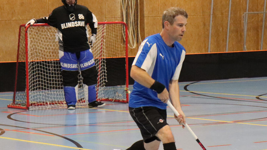  Trotz grossen Kaders: Coach Robert Gantenbein greift nach wie vor gerne zum Unihockeystock und spielt mit. 