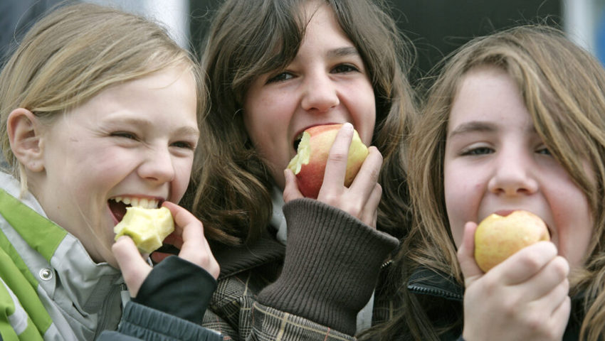  Diese Mädchen geniessen ihren Pausenapfel. 