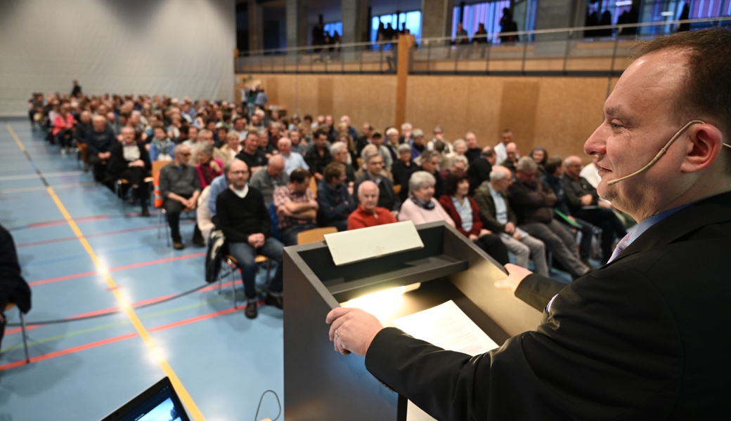 Gemeindepräsident Niklaus Lippuner musste sich Kritik anhören, die Gemeinde informiere zu wenig detailliert.
