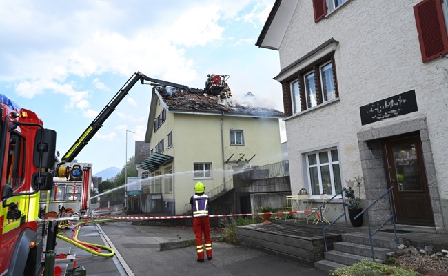Feuer im Dach des EW-Ladengebäudes: Hunderttausende Franken Schaden