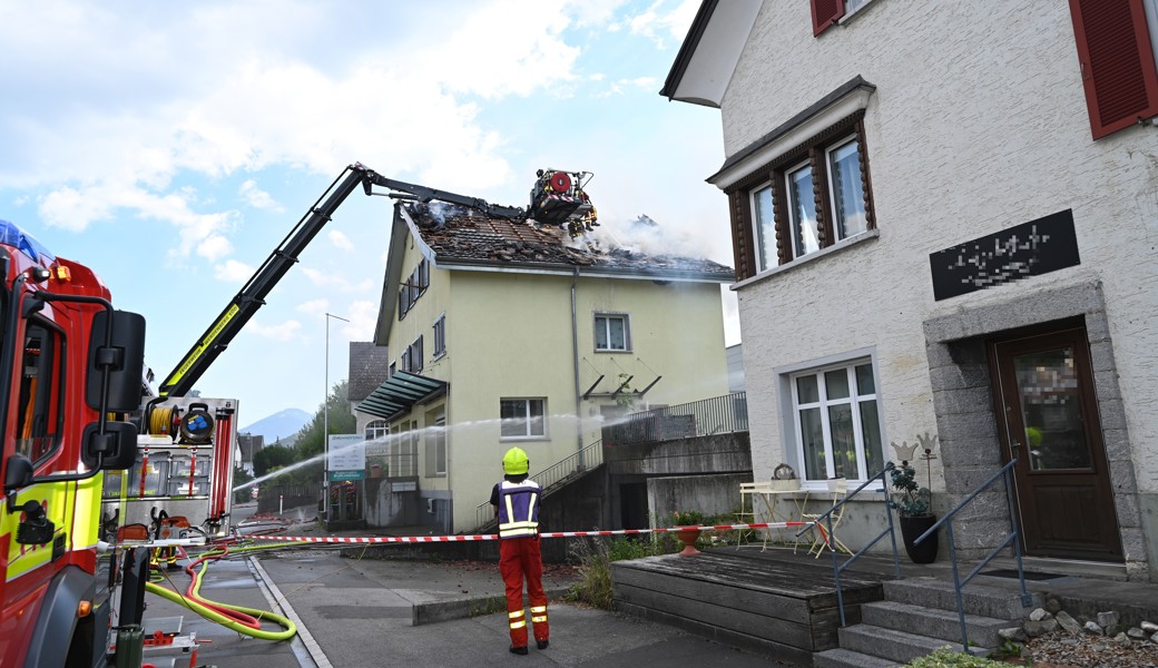 Feuer im Dach des EW-Ladengebäudes: Hunderttausende Franken Schaden