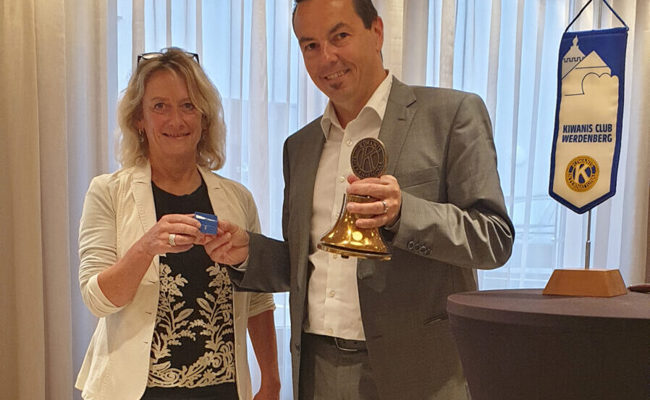 Stabsübergabe beim Kiwanis Club: Esther Albertin übernimmt von Urs Berger