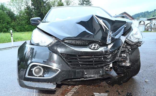 Fahrunfähig mit Auto in Treppe geprallt