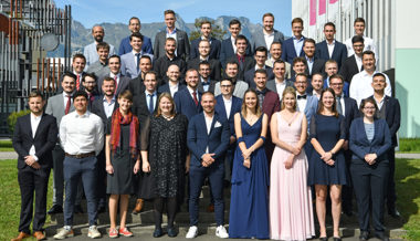Sechs Ingenieurinnen und 52 Ingenieure feierten ihr Systemtechnik-Diplom