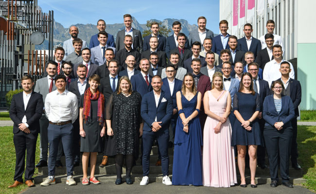 Sechs Ingenieurinnen und 52 Ingenieure feierten ihr Systemtechnik-Diplom