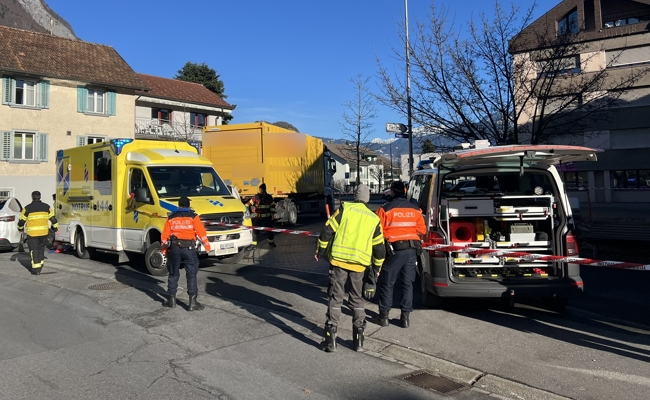 Sechsjähriger nach Zusammenstoss mit Lastwagen gestorben
