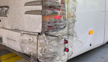 Fahrgestell durchgerostet, Bremse defekt, Licht geklebt: Polizei stoppt türkischen Reisecar