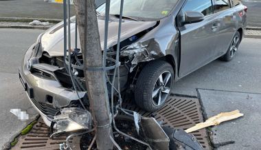 Mit Auto gegen Baum geprallt