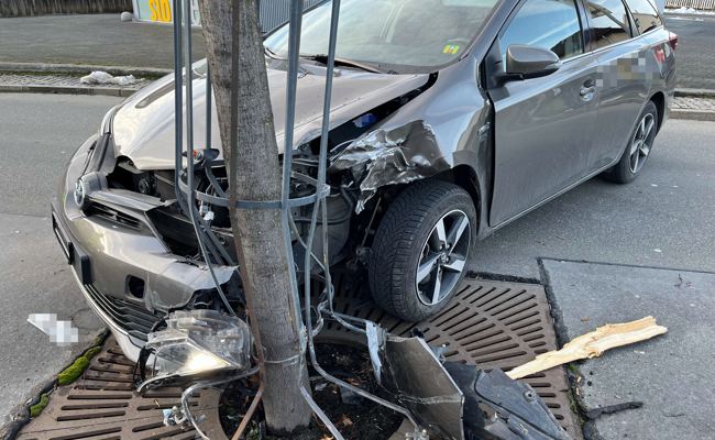 Mit Auto gegen Baum geprallt