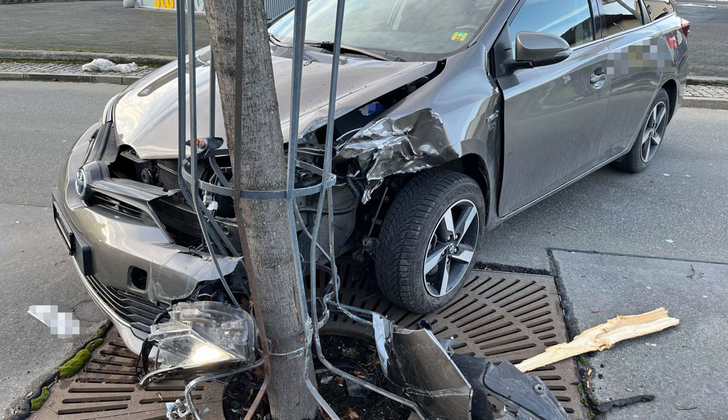 Das Auto kollidierte mit dem Eisengitter, das um den Baum platziert war.