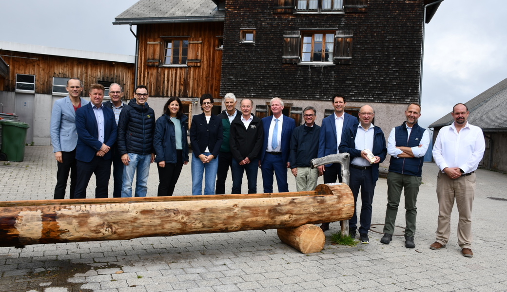 Regierungspräsident Beat Tinner (Dritter von rechts) begrüsst dieTessiner Regierung mit Präsident Norman Gobbi (Zweiter von rechts).