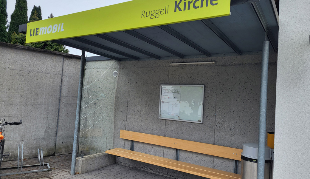 Glasscheibe beschädigt: Bushaltestelle in Ruggell.