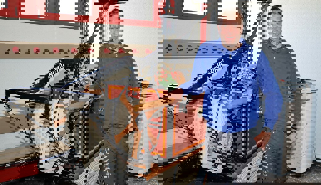  Der Kantonal-Feuerwehrverband St. Gallen wurde vor 120 Jahren gegründet. Präsident Marcel Senn zeigt eine Handdruckspritze, mit der früher Brände bekämpft wurden. Heute stehen den Feuerwehrangehörigen modernste Einsatzmittel zur Verfügung. 