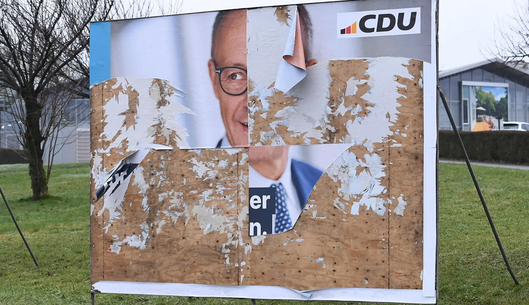 Wie dieses Wahlplakat von Kanzlerkandidat Friedrich Merz: Auch die deutsche Wählerschaft ist zerrissen.