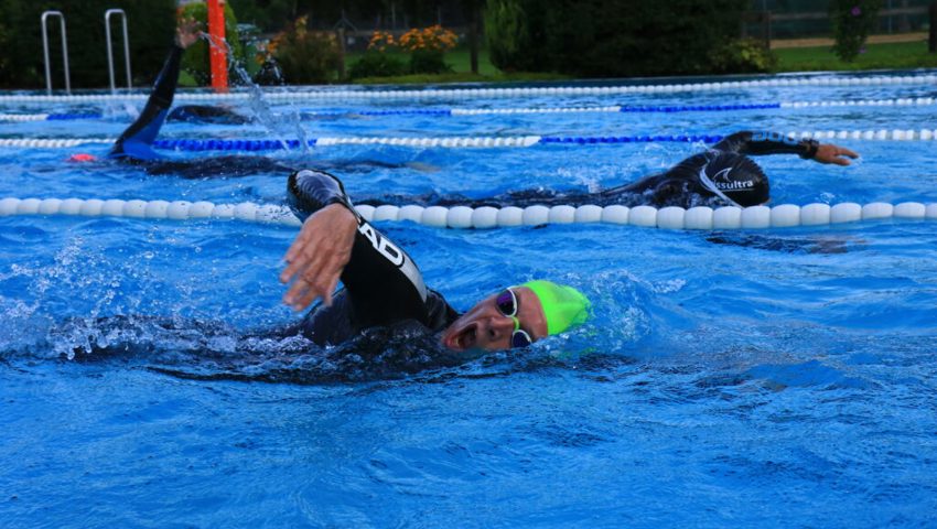  Die WM-Teilnehmer des Swissultra beginnen den Wettkampf mit 38 Kilometer Schwimmen. Im Freibad Buchs ergibt dies total 760 Längen im Schwimmbecken. 