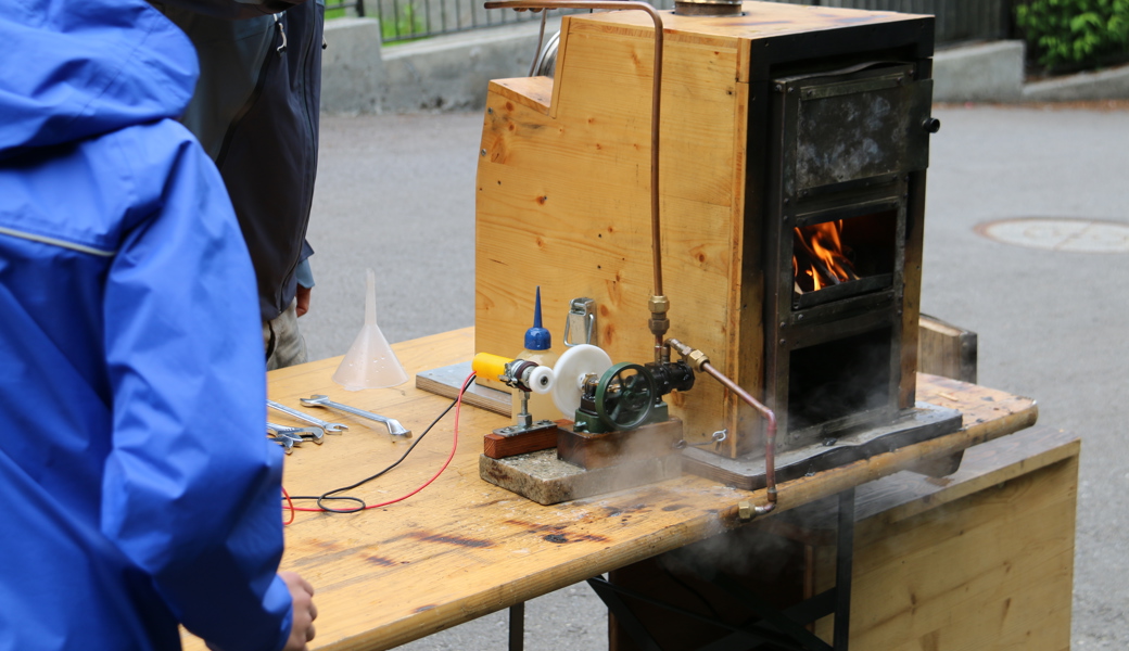 Die selbst gebauten kleinen Wasserräder aus Holz wurden im Bach auf ihre Funktion getestet.