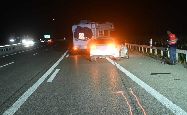 Fahrunfähiger Autofahrer streift Wohnmobil
