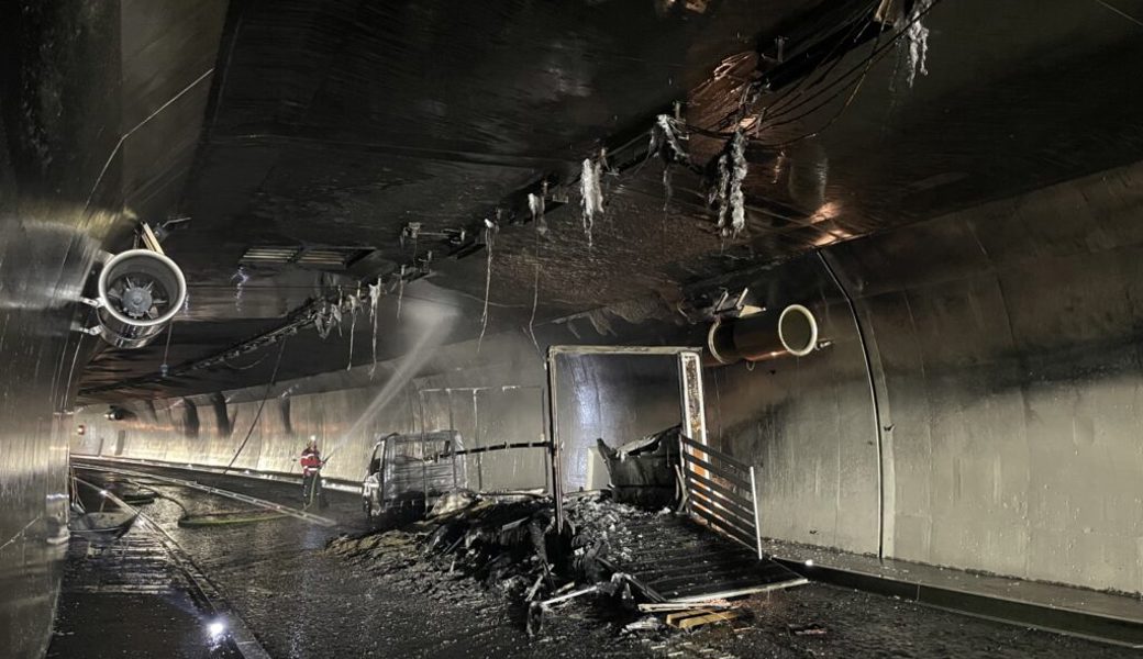  Das Fahrzeug begann im Tunnel zu brennen. 
