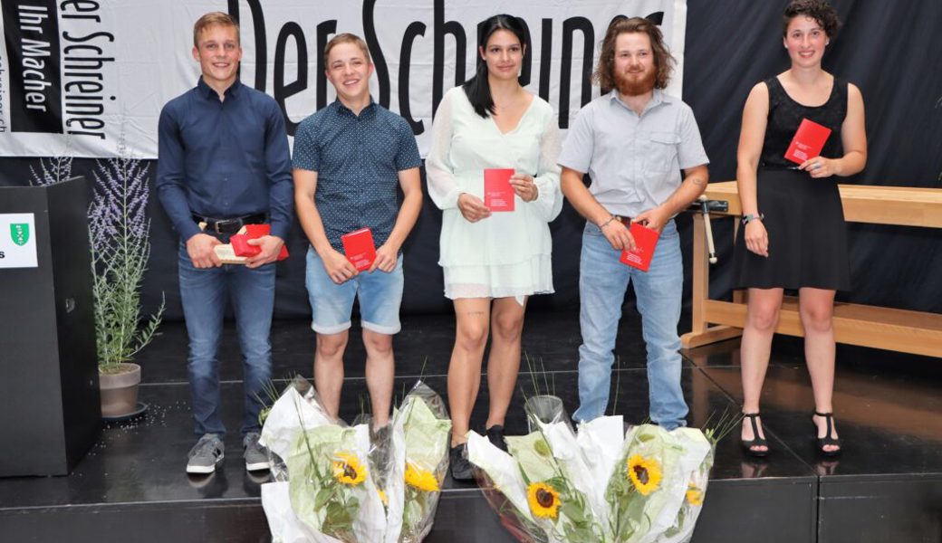  Die besten Schreinerinnen und Schreiner der Region: (von links) der Grabser Fabian Tischhauser, Lukas Niederberger, Anna Keller, Sarael Marquart und Laura Huber. 