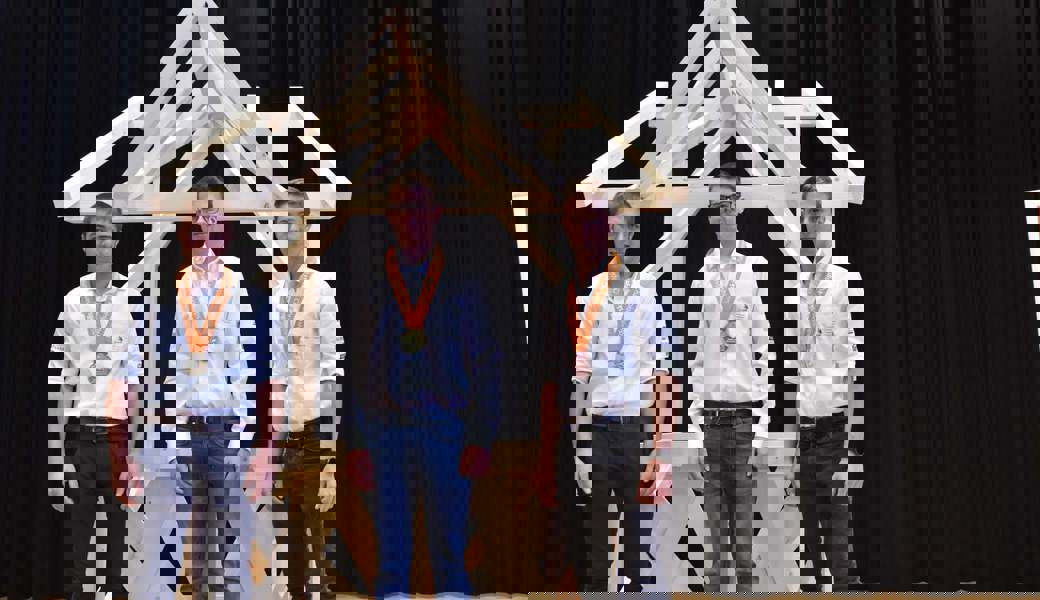 Die besten Drei der SwissSkills in Buchs: Severin Lanter (Sieger, Mitte), Dominik Brülisauer (2., links) und Jan Wechsler (3., rechts). Bilder: Heini Schwendener