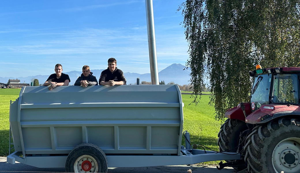 Diese drei Metallbau-Lehrlinge haben zusammen einen Mischwagen zu einem mobilen Hotpot umgebaut: (von links) Tobias Lang (19) aus Oberegg, Lukas Indermaur (18) aus Au und Lukas Ritz (19) aus Balgach.