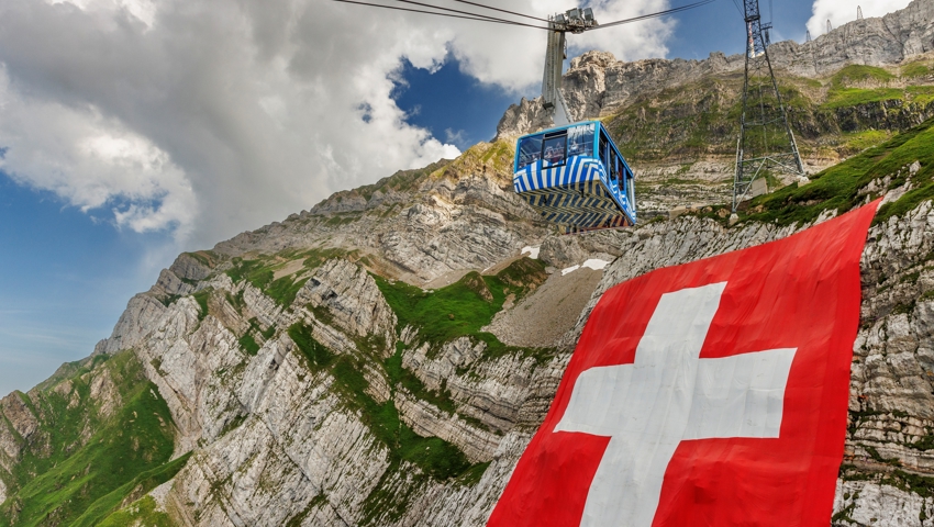 Die 80 x 80 Meter grosse Schweizerfahne wird am 31. Juli und 1. August den Säntis schmücken. Die 80 x 80 Meter grosse Schweizerfahne wird am 31. Juli und 1. August den Säntis schmücken.