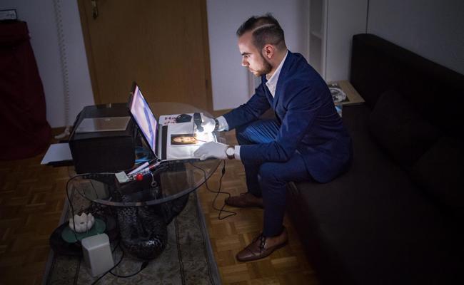 Autogrammexperte zeigt sich in TV-Sendung